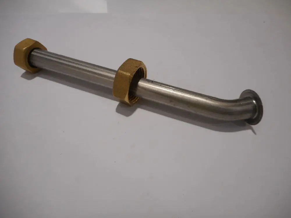 Edelstahlrohr mit zwei goldenen Gewindemuffen, verwendet in Heizungsinstallationen oder ähnlichen Anwendungen, möglicherweise von der Marke Remeha.